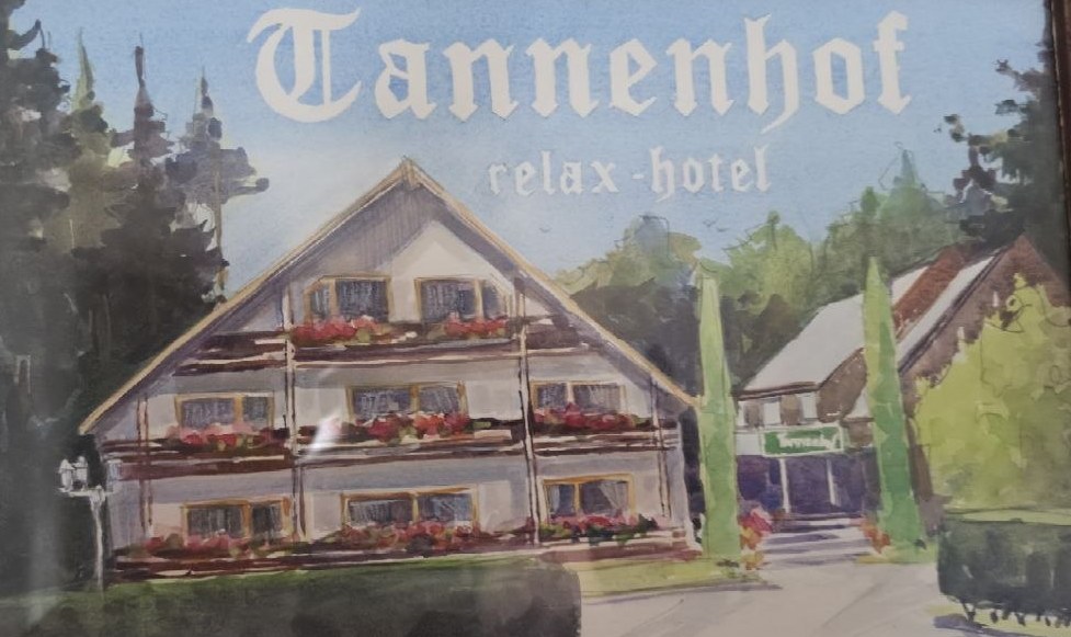 Forsiden af Tannenhof i dag — „Tannenhof relax-hotel“, bestilt hos en kunstner fra egnen