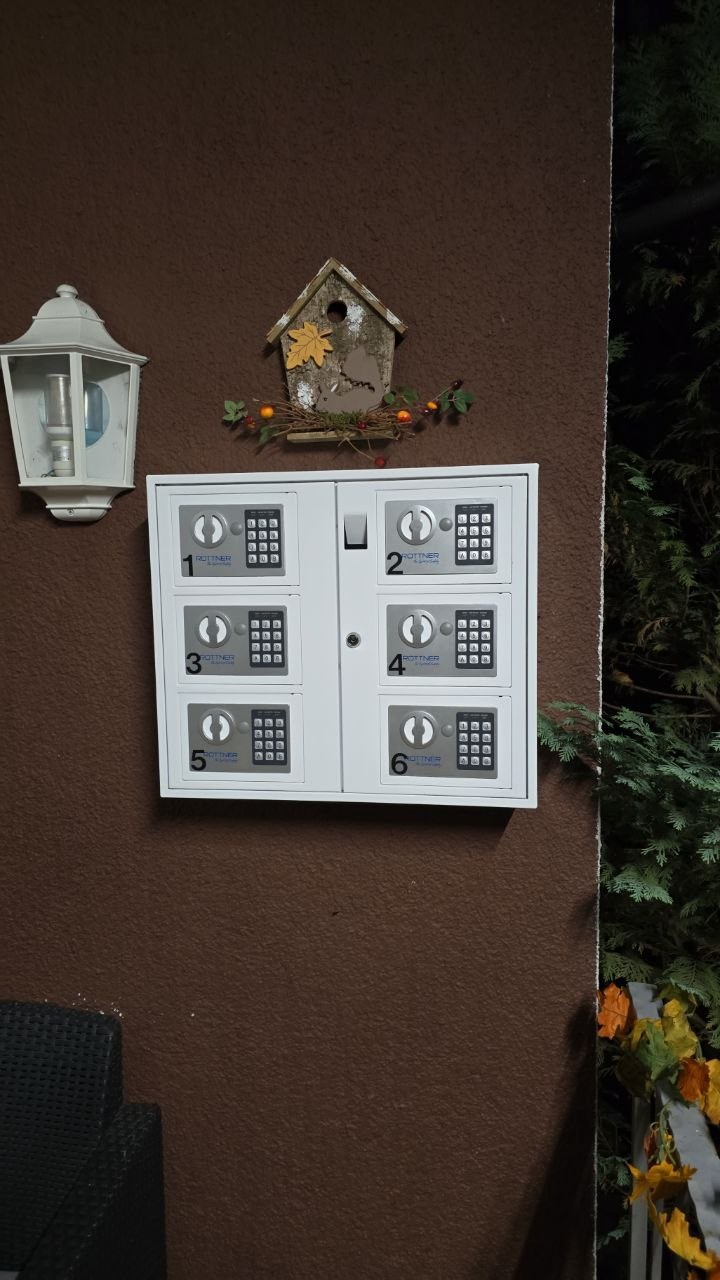 Schlüsseltresore am Hoteleingang